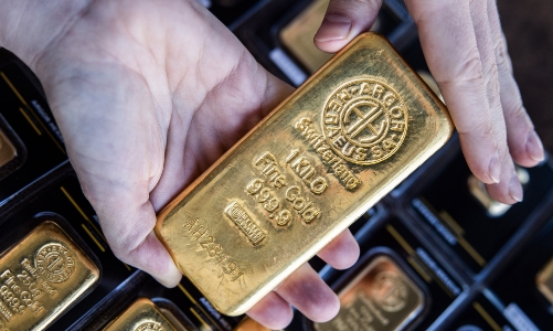 Giá vàng thế giới chờ tín hiệu lãi suất, “cá mập” SPDR Gold Trust xả vàng liên tục