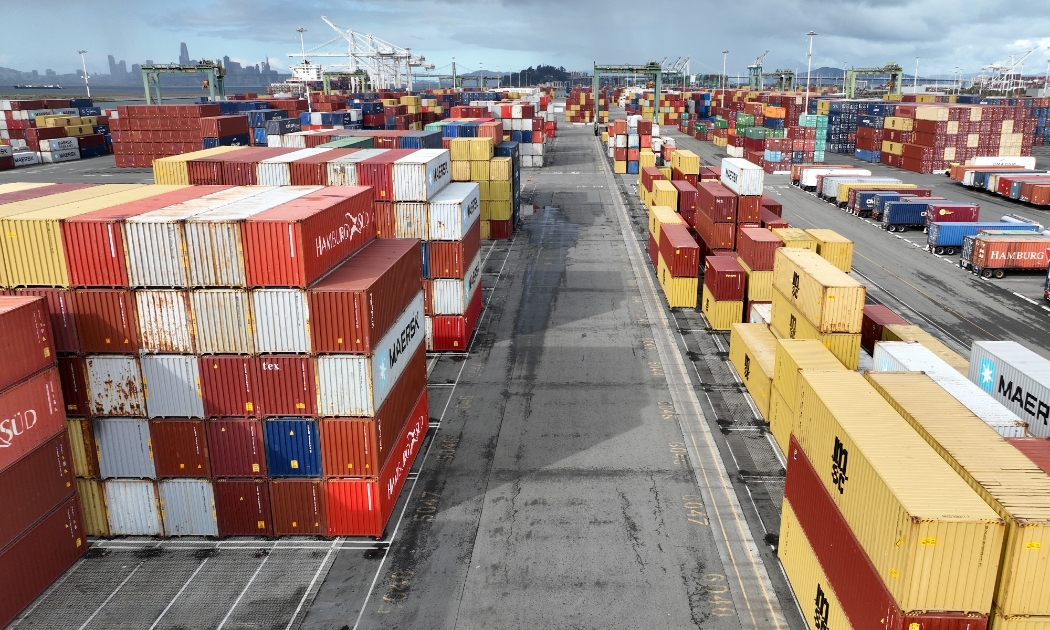 Những container hàng hoá ở một hải cảng thuộc Bờ Tây của Mỹ - Ảnh: Bloomberg.