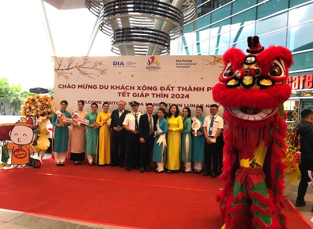 Đại diện l&atilde;nh đạo ng&agrave;nh H&agrave;ng kh&ocirc;ng đ&oacute;n ch&agrave;o c&aacute;c vị kh&aacute;ch quốc tế x&ocirc;ng đất Đ&agrave; Nẵng. Ảnh Ng&ocirc; Anh Văn