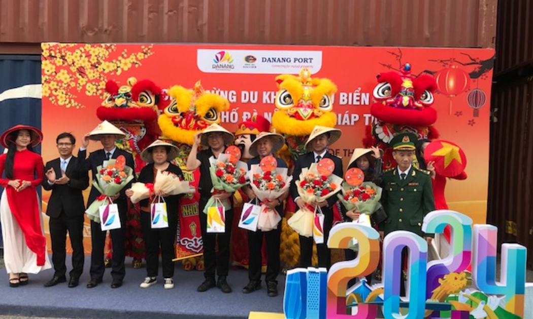 Lãnh đạo Sở Du lịch thành phố Đà Nẵng đã phối hợp với Công ty Cổ phần Cảng Đà Nẵng, Bộ đội Biên phòng Cảng Đà Nẵng và Công Ty TNHH MTV Du Lịch Khang Huy Holiday Việt Nam đón chuyến tàu biển quốc tế đầu tiên Tết Giáp Thìn 2024 cập cảng Tiên Sa  vào sáng ngày 10/2. Ảnh Ngô Anh Văn