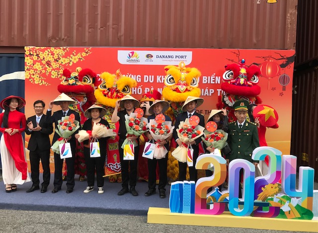 Lãnh đạo Sở Du lịch thành phố Đà Nẵng đã phối hợp với Công ty Cổ phần Cảng Đà Nẵng, Bộ đội Biên phòng Cảng Đà Nẵng và Công Ty TNHH MTV Du Lịch Khang Huy Holiday Việt Nam đón chuyến tàu biển quốc tế đầu tiên Tết Giáp Thìn 2024 cập cảng Tiên Sa  vào sáng ngày 10/2. Ảnh Ngô Anh Văn