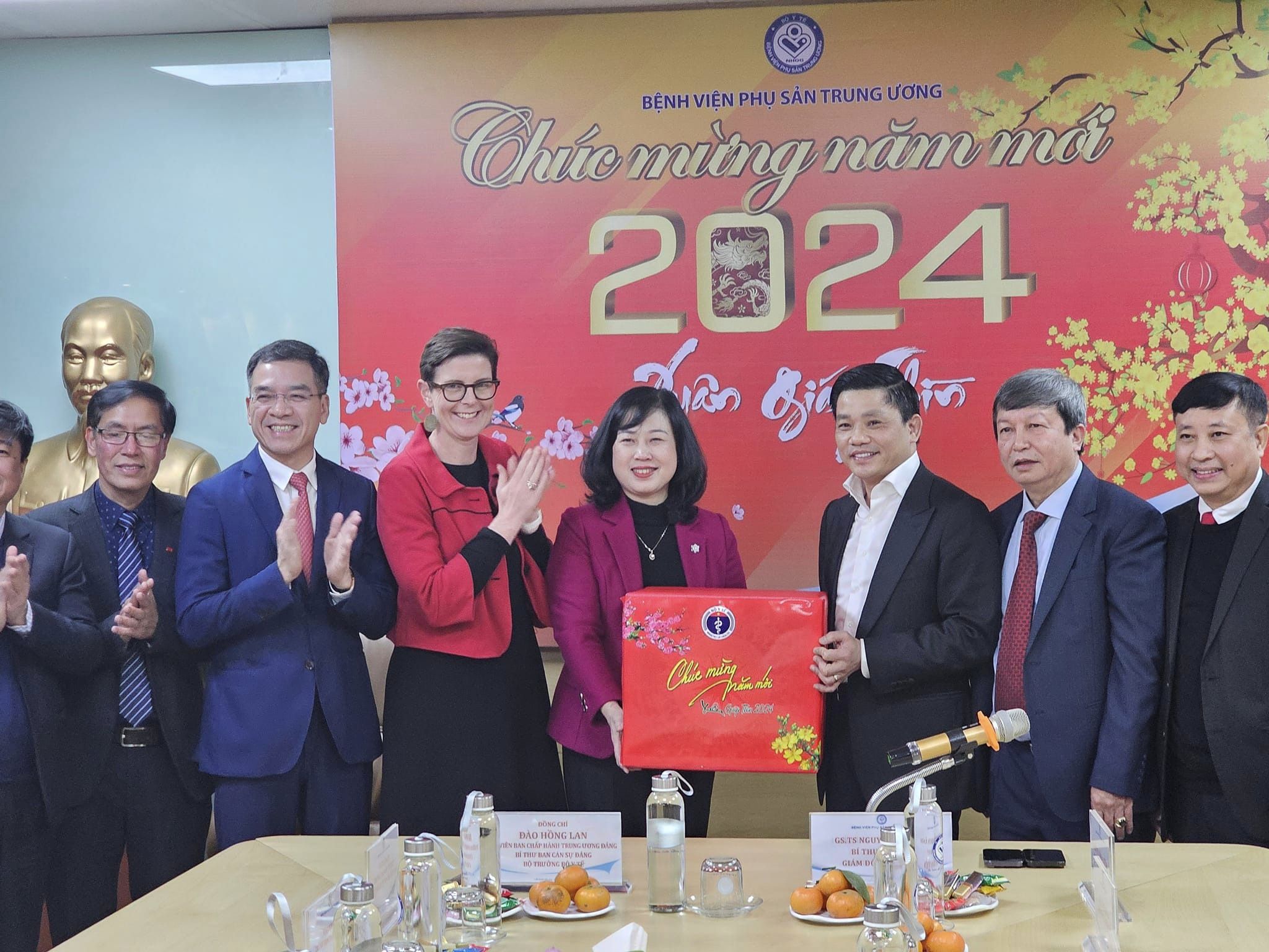 Thăm hỏi, ch&uacute;c Tết c&aacute;c y&nbsp;b&aacute;c sĩ, c&aacute;n bộ bệnh viện. Ảnh - Tuấn Dũng.