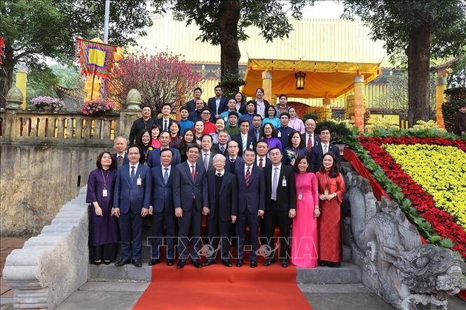 Tổng Bí thư Nguyễn Phú Trọng và các đại biểu với cán bộ, nhân viên Khu di tích Hoàng thành Thăng Long-Di sản văn hóa thế giớ - Ảnh: TTXVN