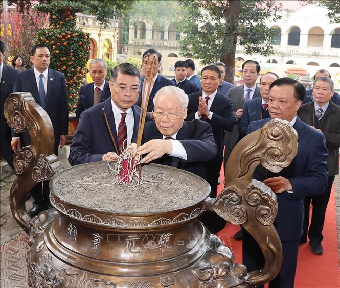 Tổng Bí thư Nguyễn Phú Trọng dâng hương tại Điện Kính Thiên, Khu di tích Hoàng thành Thăng Long-Di sản văn hóa thế giới - Ảnh: TTXVN