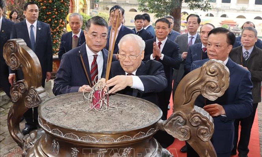 Tổng Bí thư Nguyễn Phú Trọng dâng hương tại Điện Kính Thiên, Khu di tích Hoàng thành Thăng Long-Di sản văn hóa thế giới - Ảnh: TTXVN