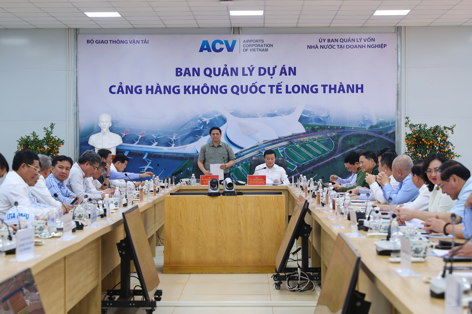 Thủ tướng chủ tr&igrave; cuộc l&agrave;m việc với c&aacute;c bộ, ng&agrave;nh, địa phương tại Dự &aacute;n - Ảnh: VGP