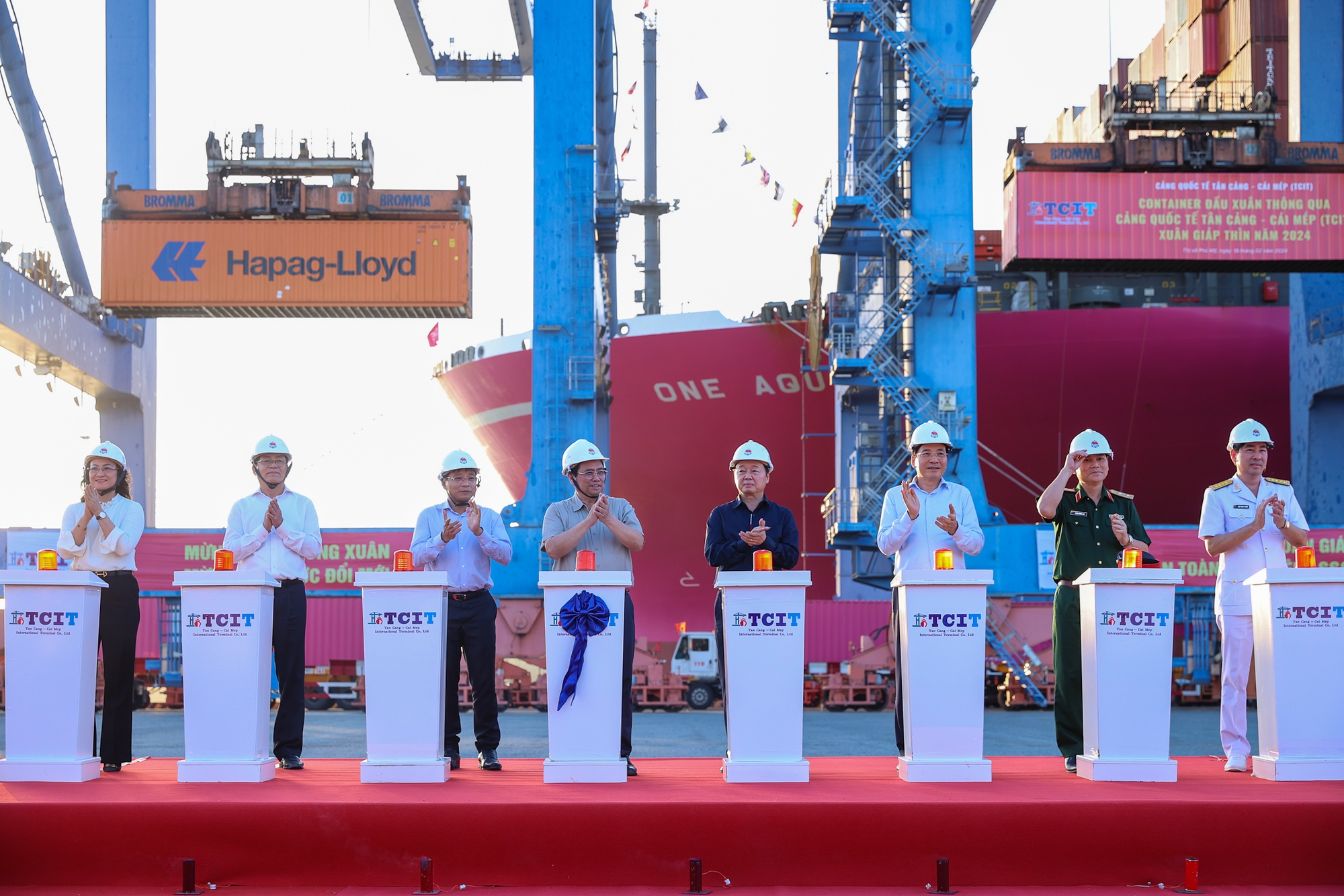 Thủ tướng và các đại biểu thực hiện nghi thức phát lệnh làm hàng đầu xuân tại cảng TCIT - Ảnh: VGP