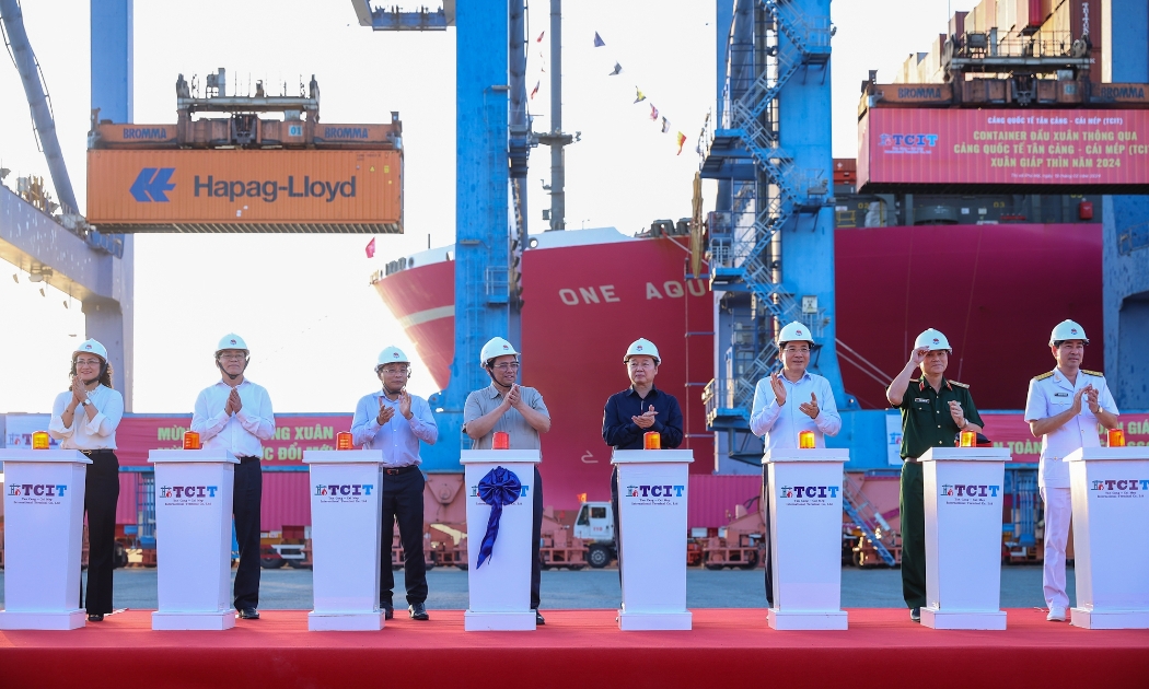 Thủ tướng và các đại biểu thực hiện nghi thức phát lệnh làm hàng đầu xuân tại cảng TCIT - Ảnh: VGP