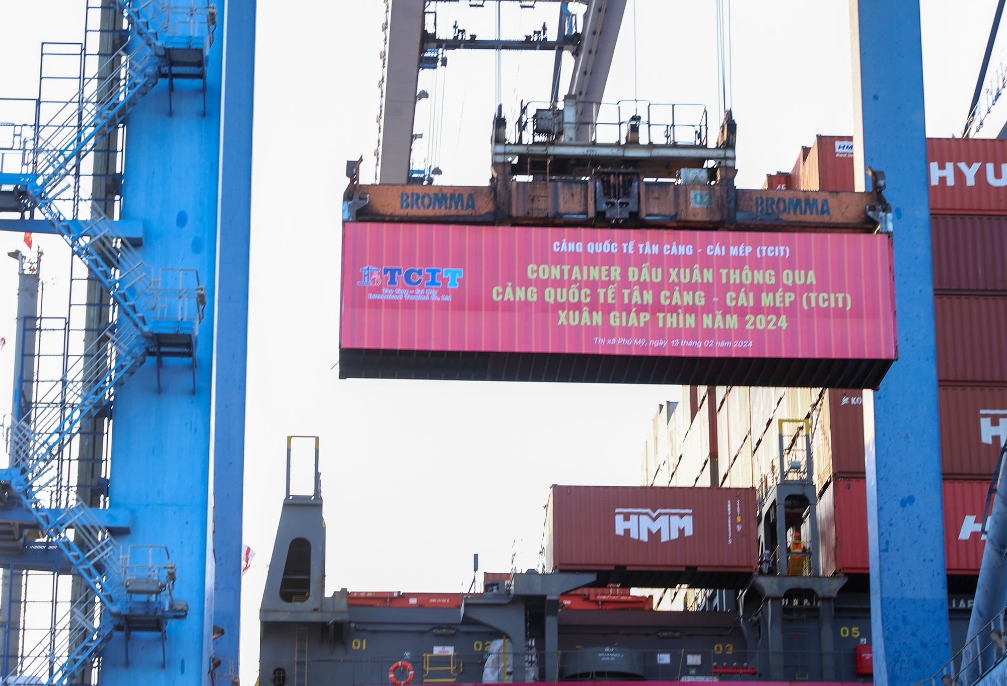 Container đầu tiên được xếp dỡ lên tàu One Aquila có sức chở 14.052 Teu, kết nối Việt Nam và Hoa Kỳ - Ảnh: VGP