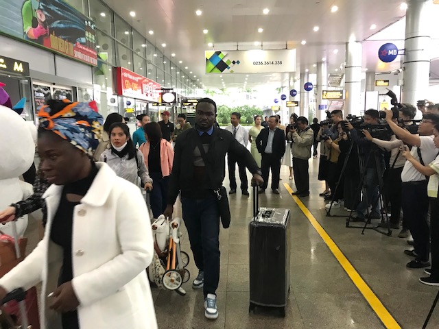 Những du kh&aacute;ch quốc tế đầu ti&ecirc;n x&ocirc;ng đất Đ&agrave; Nẵng qua đường h&agrave;ng kh&ocirc;ng s&acirc;n bay Đ&agrave; Nẵng. Ảnh Ng&ocirc; Anh Văn.