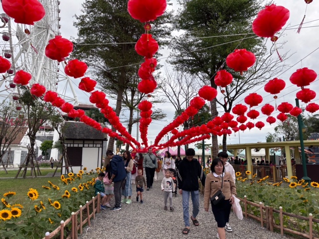 Kh&aacute;ch du lịch tham quan những ng&agrave;y Tết tại C&ocirc;ng vi&ecirc;n Ch&acirc;u &Aacute;. Ảnh: Ng&ocirc; Anh Văn