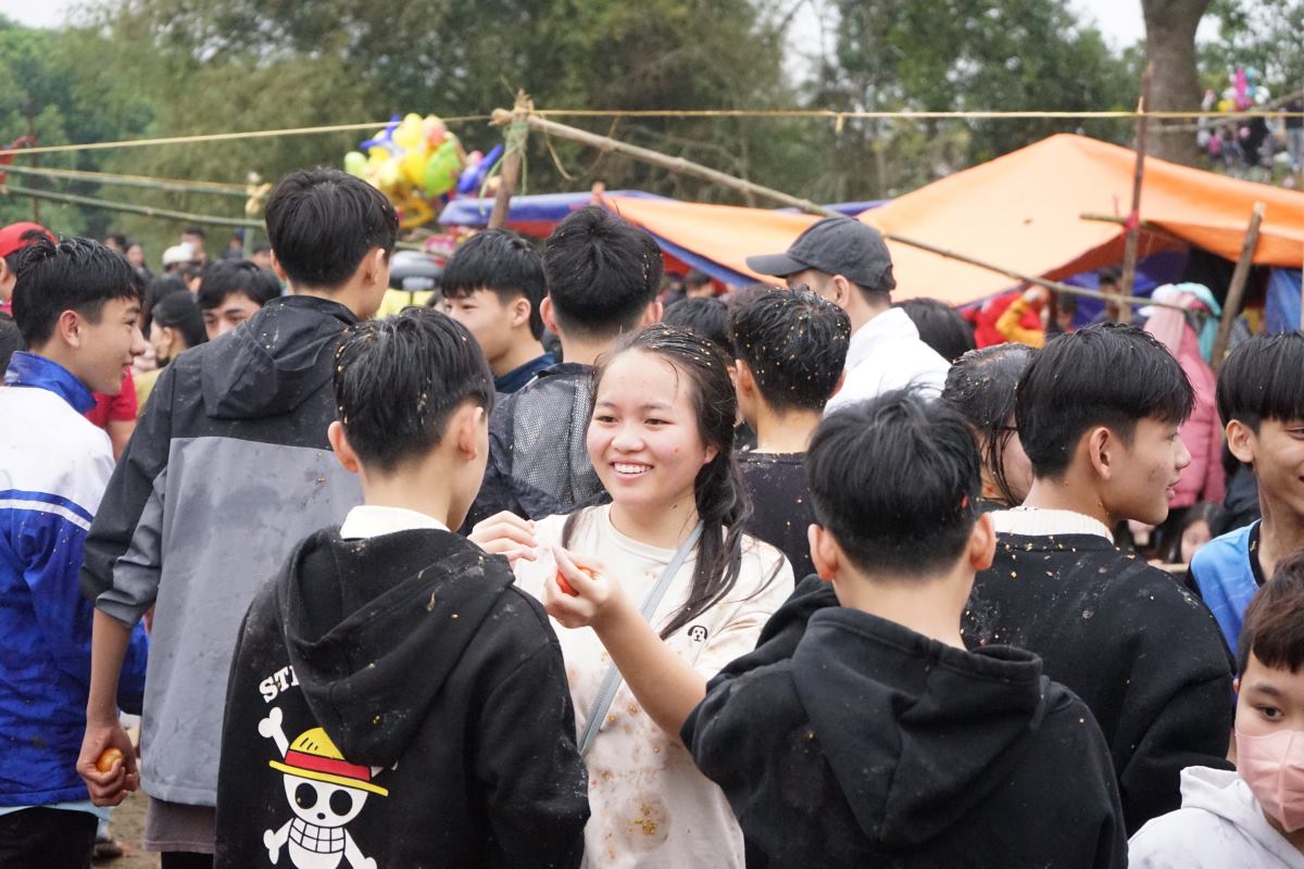 Dù bị ném tơi tả, nhưng đa phần các nam thanh nữ tú đều rất vui vẻ.