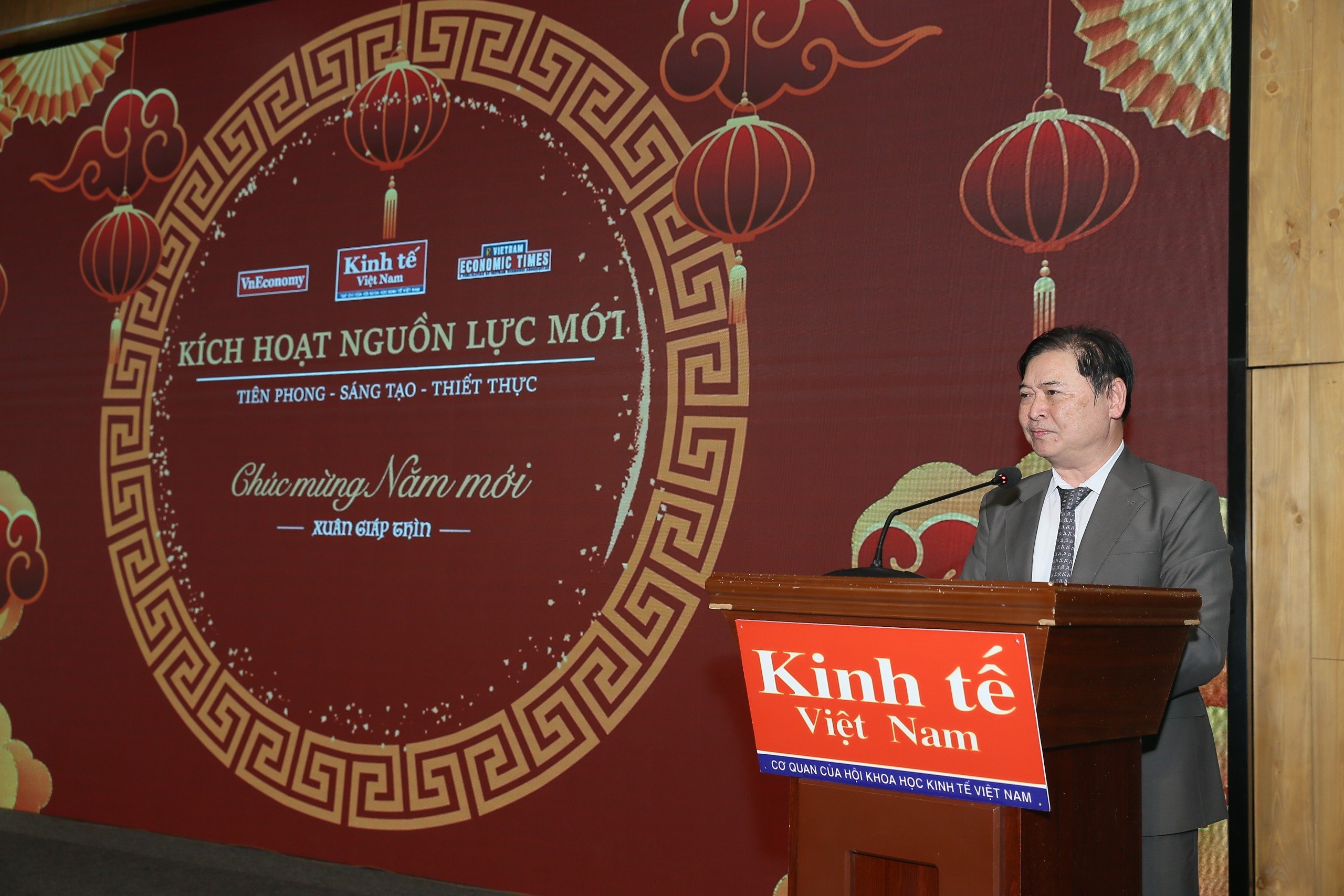TSKH. Phan Xuân Dũng, Chủ tịch Liên hiệp các Hội Khoa học và Kỹ thuật Việt Nam (VUSTA), chúc mừng và khẳng định luôn ủng hộ những tư tưởng đối mới sáng tạo và kích hoạt những nguồn lực mới của Tạp chí Kinh tế Việt Nam. Ảnh: Chu Khoa.