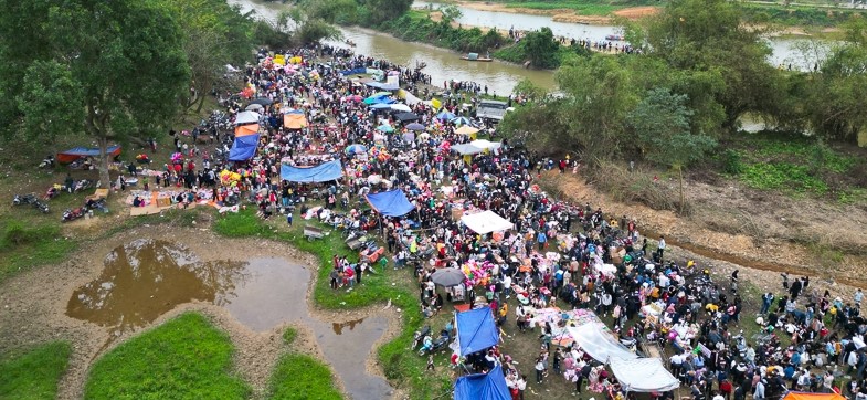 Chợ Chuộng được tổ chức trên dải đất rộng ven sông Hoàng, nơi giáp ranh giữa 3 huyện Đông Sơn,Thiệu Hóa và Triệu Sơn. Để người dân có thể dễ dàng đến tham dự, ngay trước hôm phiên chợ diễn ra, chính quyền địa phương đã cho dựng tạm một cây cầu tre, nối giữa huyện Đông Sơn và Triệu Sơn.