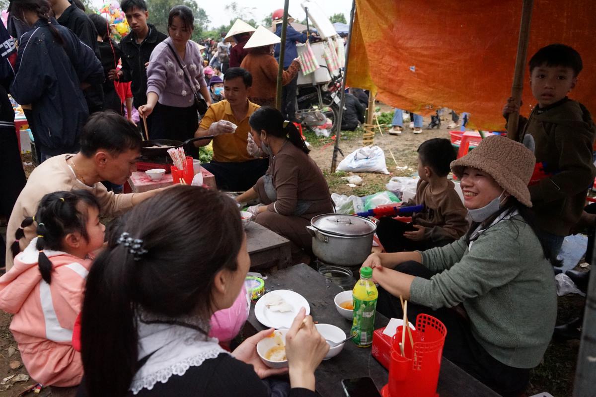Đến chợ “choảng nhau” người dân thường chọn mua một vài thứ mặt hàng, hoặc thưởng thức các món ăn dân dã để cầu may đầu năm mới