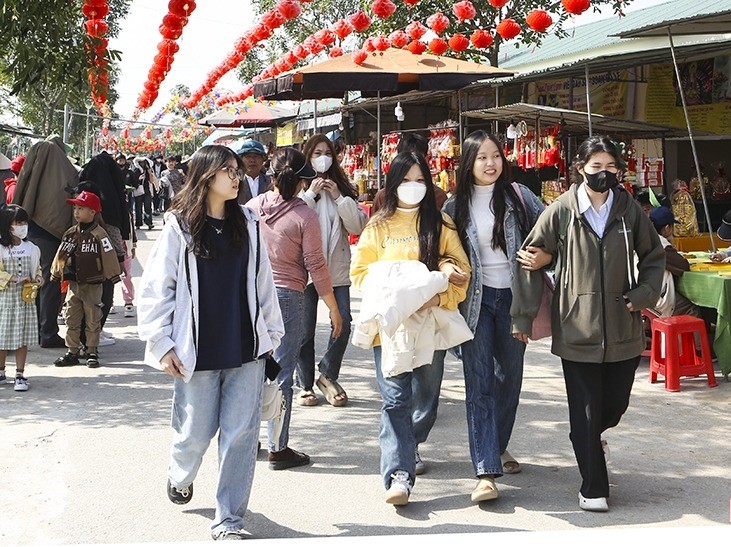 Đường v&agrave;o ch&ugrave;a Hương T&iacute;ch k&iacute;n kh&aacute;ch trong ng&agrave;y mồng 4 tết Nguy&ecirc;n đ&aacute;n. Ảnh Thi&ecirc;n Vỹ