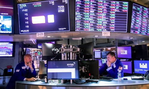 Chứng khoán Mỹ gượng dậy sau phiên bán tháo, dầu sụt giá vì lượng tồn kho của Mỹ tăng