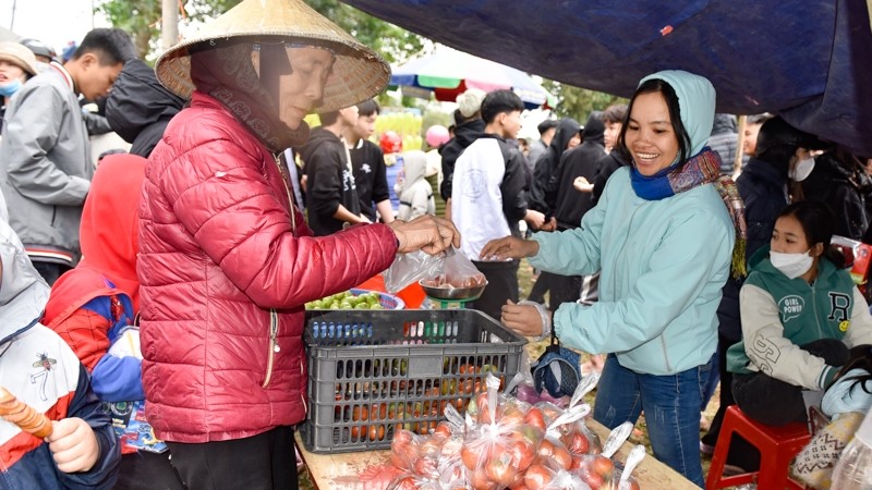 Dân gian có câu: “Chết bỏ con bỏ cháu, sống không ai bỏ mùng 6 chợ Chuộng” để nói về tầm quan trọng của phiên chợ có một không hai này.