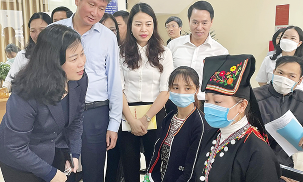 Bộ trưởng Bộ Y tế Đào Hồng Lan trò chuyện với người bệnh đến thăm khám tại Trạm Y tế xã Mậu Đông và Trung tâm Y tế huyện Văn Yên, tỉnh Yên Bái.