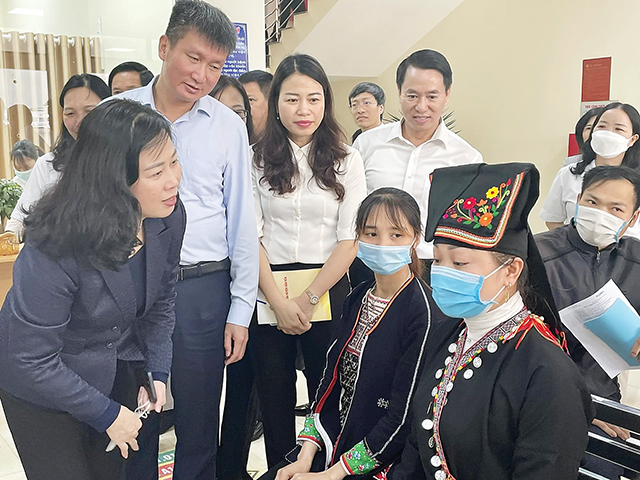 Bộ trưởng Bộ Y tế Đào Hồng Lan trò chuyện với người bệnh đến thăm khám tại Trạm Y tế xã Mậu Đông và Trung tâm Y tế huyện Văn Yên, tỉnh Yên Bái.