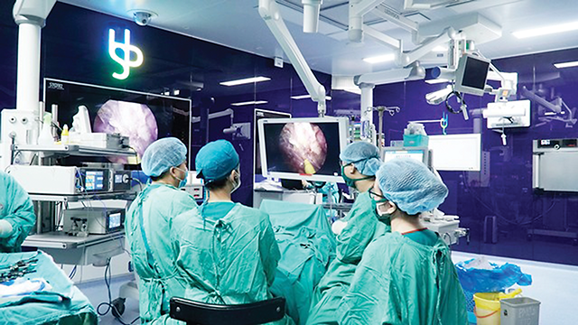 Các bác sĩ phẩu thuật cho bệnh nhi bằng phương pháp mổ nội soi một lỗ