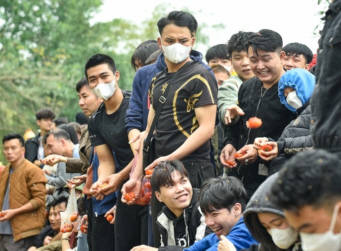 Sau khi mua cà chua, các thanh niên sẽ phân chia để “choảng nhau” tại chợ