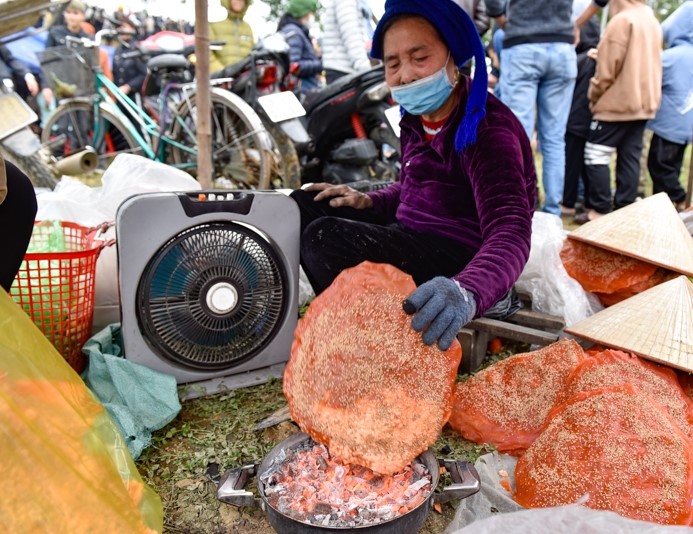 Tại phiên chợ, nhiều người ưa thích và chọn mua đó là bánh đa đỏ với ý nghĩa đầu năm mang về vận đỏ, có ý nghĩa biểu trưng hết sức quan trọng, là may mắn đầu xuân cả năm buôn bán thành công, con cháu phúc hoà.