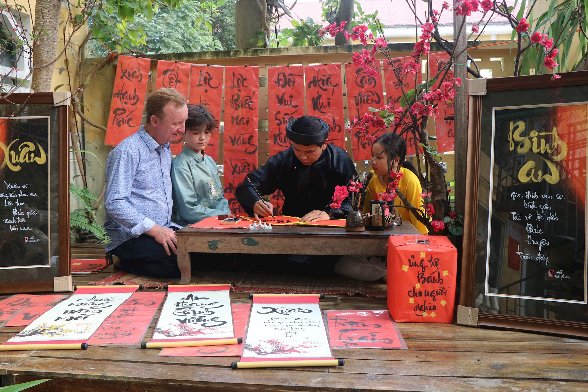 Kh&aacute;ch du lịch trải nghiệm những hoạt động trong ng&agrave;y Tết ở Huế. Ảnh: Q.A.