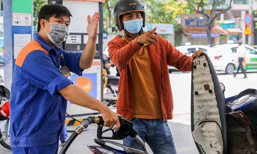 Giá xăng dầu đồng loạt tăng mạnh từ chiều 15/2/2024.