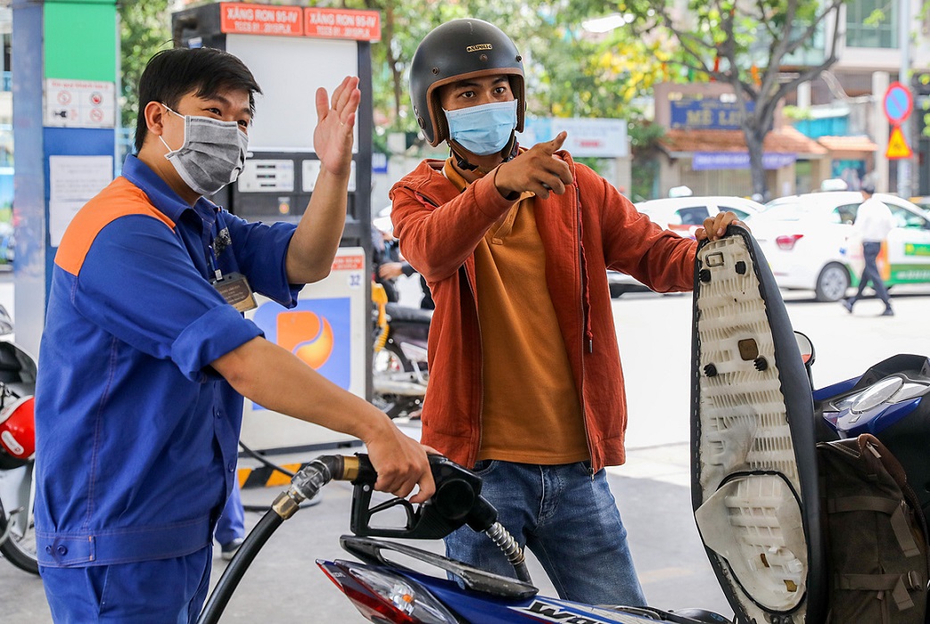 Giá xăng dầu đồng loạt tăng mạnh từ chiều 15/2/2024.