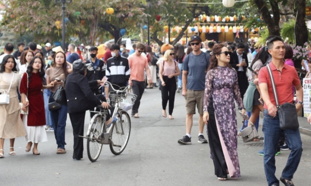 Khách du lịch đến Quảng Nam du Xuân.