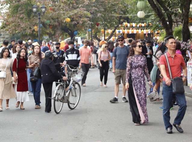 Khách du lịch đến Quảng Nam du Xuân.