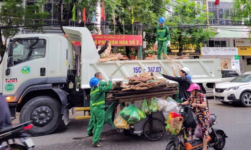 Công ty TNHH MTV Môi trường đô thị Hải Phòng thu gom, xử lý rác thải cồng kềnh được phân loại từ đầu nguồn