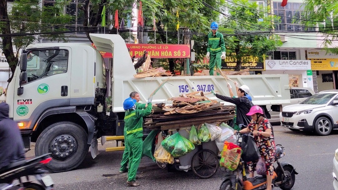 Công ty TNHH MTV Môi trường đô thị Hải Phòng thu gom, xử lý rác thải cồng kềnh được phân loại từ đầu nguồn