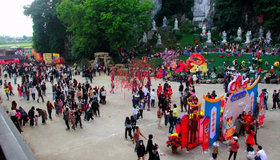 Du khách chiêm bái chùa Cổ Am (Diễn Châu). Ảnh tư liệu: Quang An