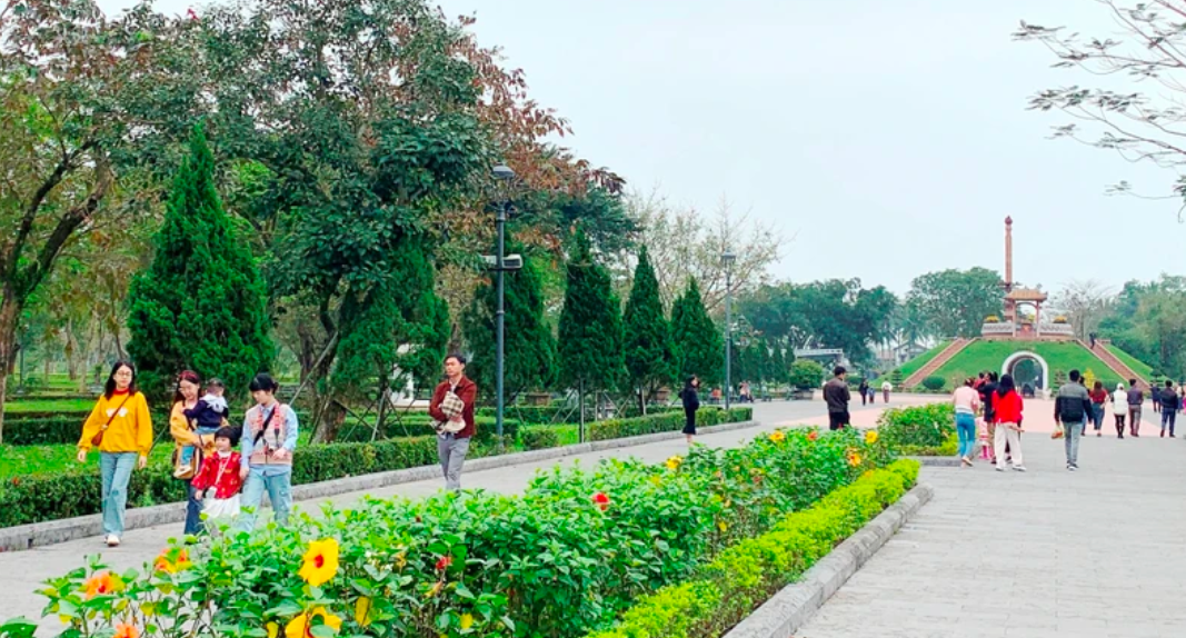 Di tích quốc gia đặc biệt Thành cổ Quảng Trị đón lượng đông du khách trong và ngoài nước đến thăm dịp đầu năm mới. Ảnh Lâm Quang Huy