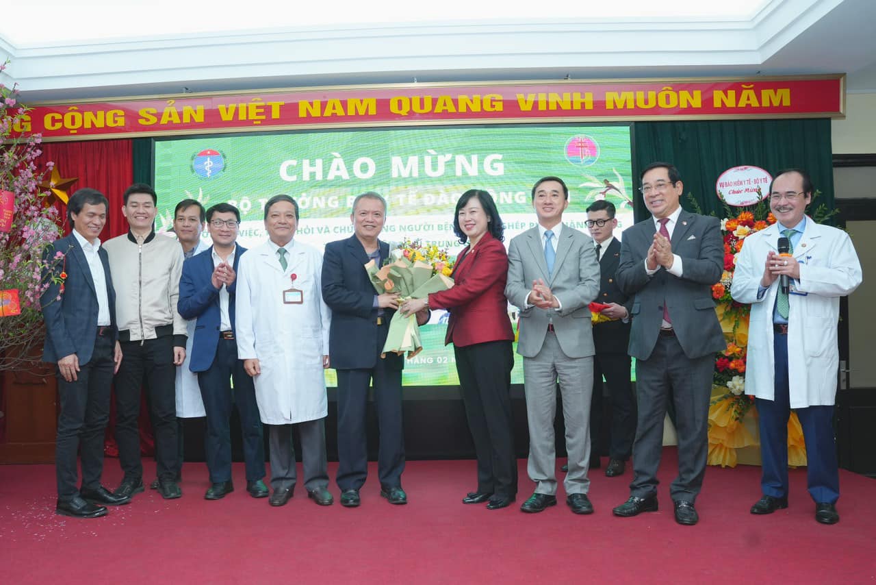 Bộ trưởng Bộ Y tế Đào Hồng Lan chúc mừng Bệnh viện Phổi Trung ương đã thực hiện thành công ca ghép phổi cứu sống nữ bệnh nhân. Ảnh - Phương Thảo.