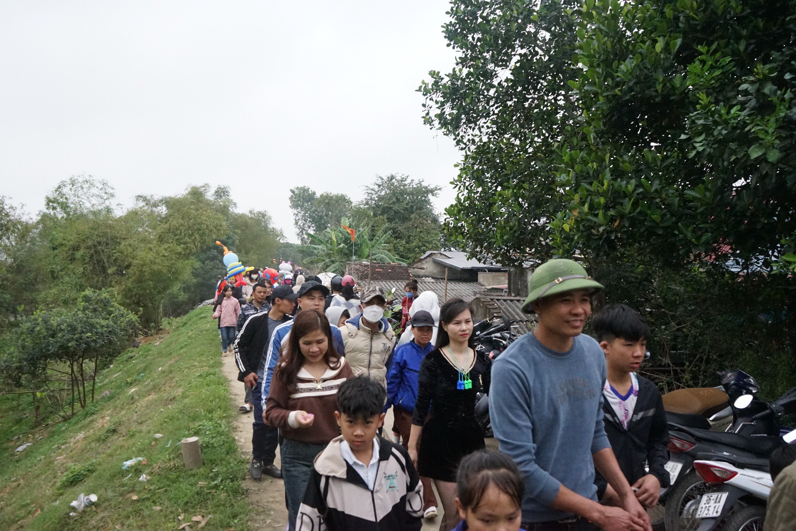 Năm nào cũng vậy, ngay từ sáng sớm, già trẻ, gái trai nối đuôi nhau về triền đê ven sông Hoàng để “mua may, bán rủi”. Dù mưa, hay nắng nhưng số lượng người đi chợ mỗi năm không có dấu hiệu giảm. Chợ họp từ rất sớm, có năm đến tối mịt chợ mới vãn.