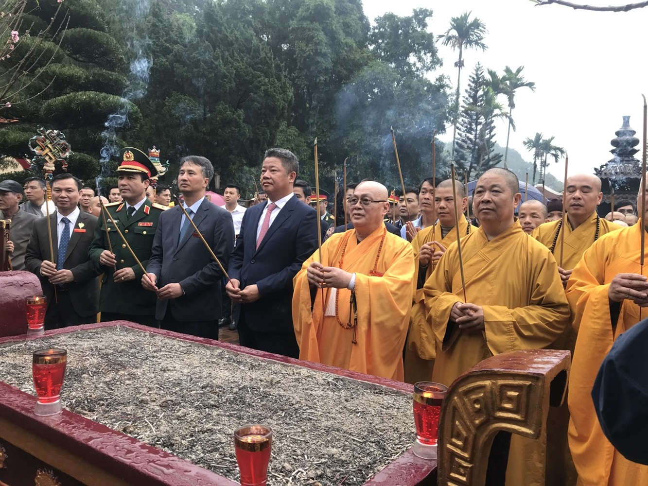Ph&oacute; Chủ tịch UBND TP. H&agrave; Nội Nguyễn Mạnh Quyền c&ugrave;ng Chư tăng Hương T&iacute;ch ni&ecirc;m hương khai hội Ch&ugrave;a Hương. Ảnh: Chu Kh&ocirc;i.