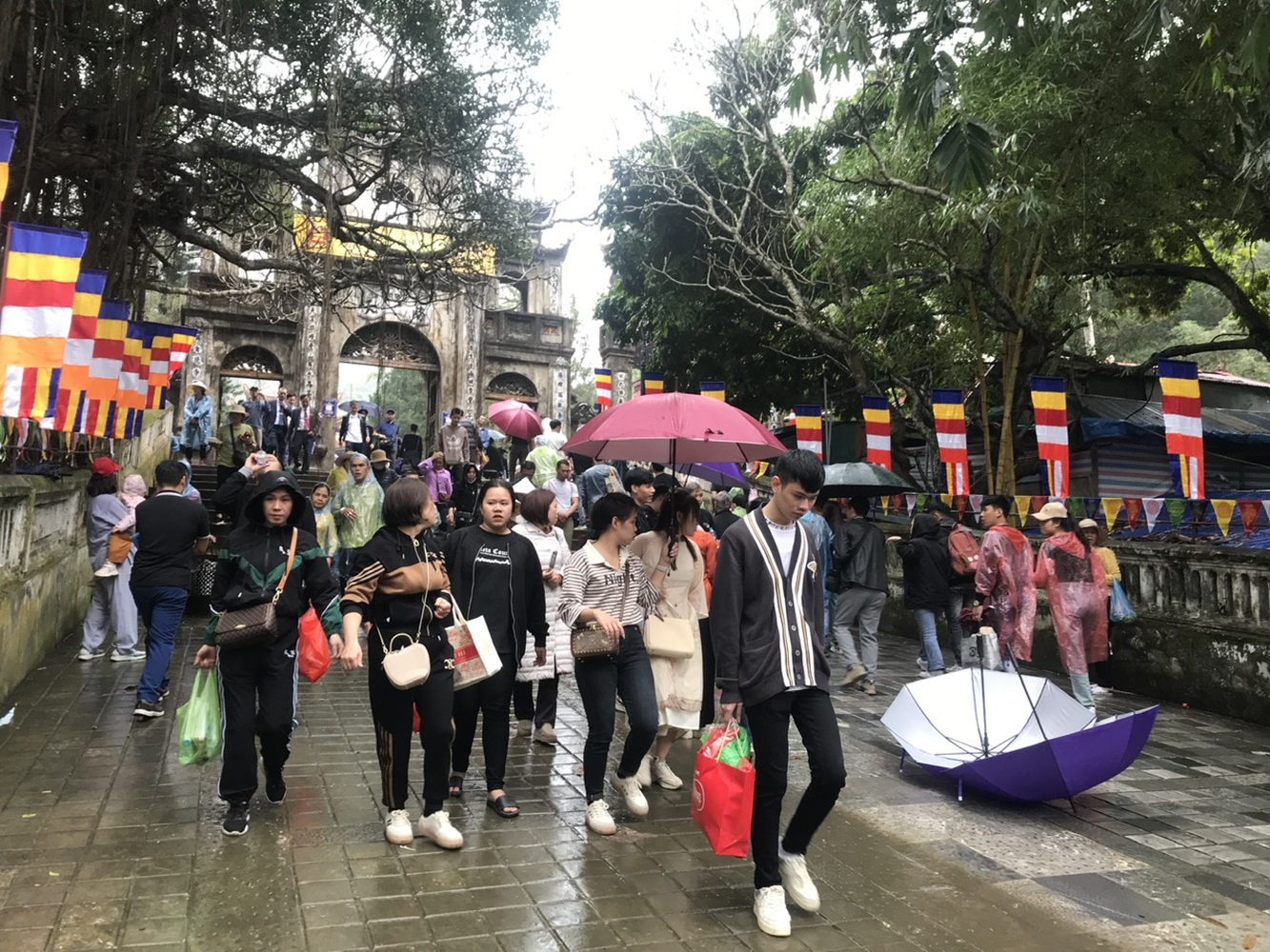 Du kh&aacute;ch trẩy hội Ch&ugrave;a Hương trong ng&agrave;y khai hội. Ảnh: Chu Kh&ocirc;i.