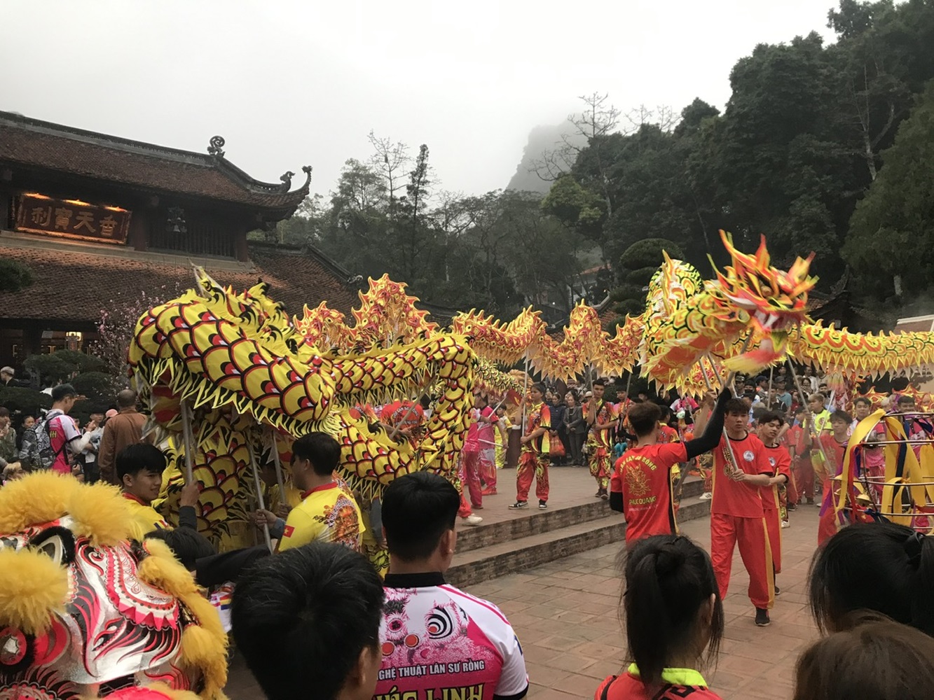 Múa rồng trước sân chùa Thiên Trù trong lễ khai hội Chùa Hương. Ảnh: Chu Khôi.