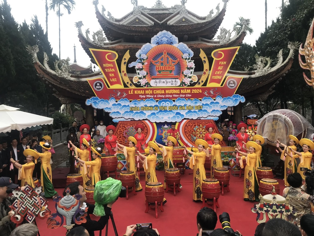 Tiết mục múa trống khai hội chùa Hương Xuân Giáp Thìn 2024. Ảnh: Chu Khôi.