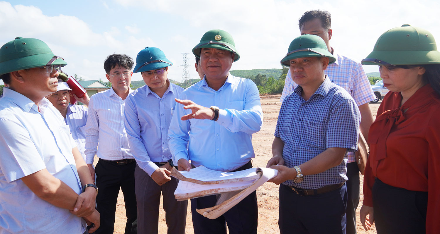 Chủ tịch UBND tỉnh Quảng Trị, ông Võ Văn Hưng kiểm tra công tác thi công khu tái định cư tại huyện Cam Lộ