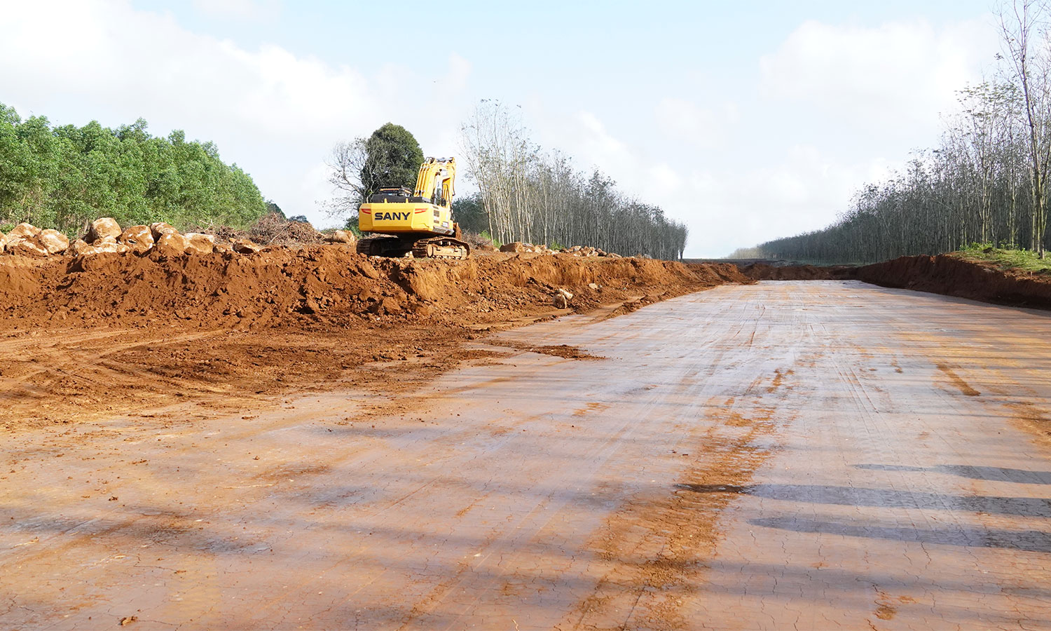 Các đơn vị thi công dự án cao tốc đoạn Vạn Ninh - Cam Lộ đang tích cực ra quân ngay từ đầu năm 
