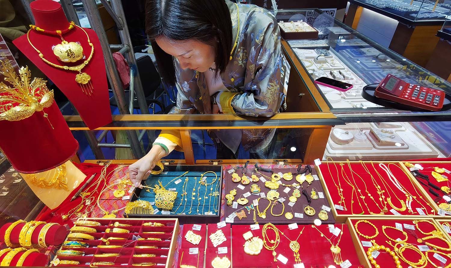 Bên cạnh gửi tiền vào ngân hàng, các hộ gia đình Trung Quốc cũng đang đổ xô mua vàng, xem đây như một kênh trú ẩn an toàn - Ảnh: Xinhua