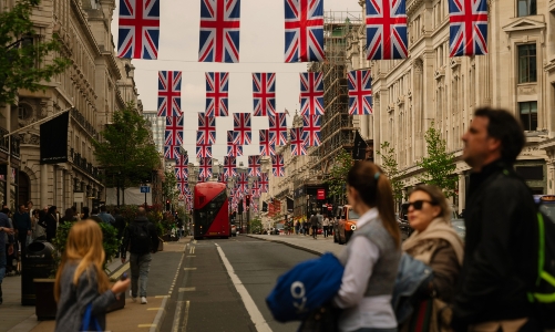 Kinh tế Anh suy thoái ngay trước bầu cử