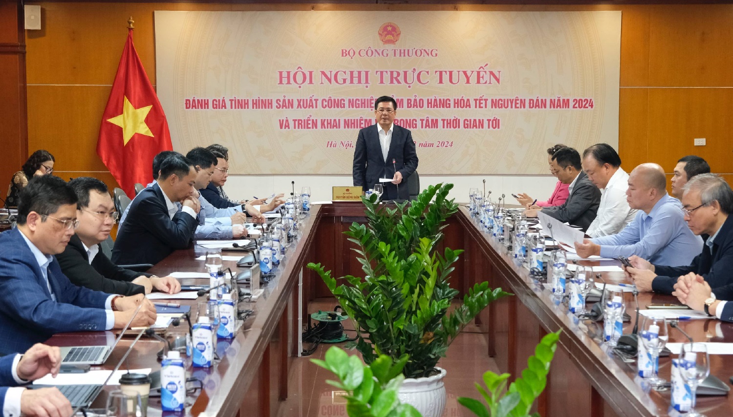 Bộ trưởng Bộ Công Thương Nguyễn Hồng Diên chủ trì hội nghị.