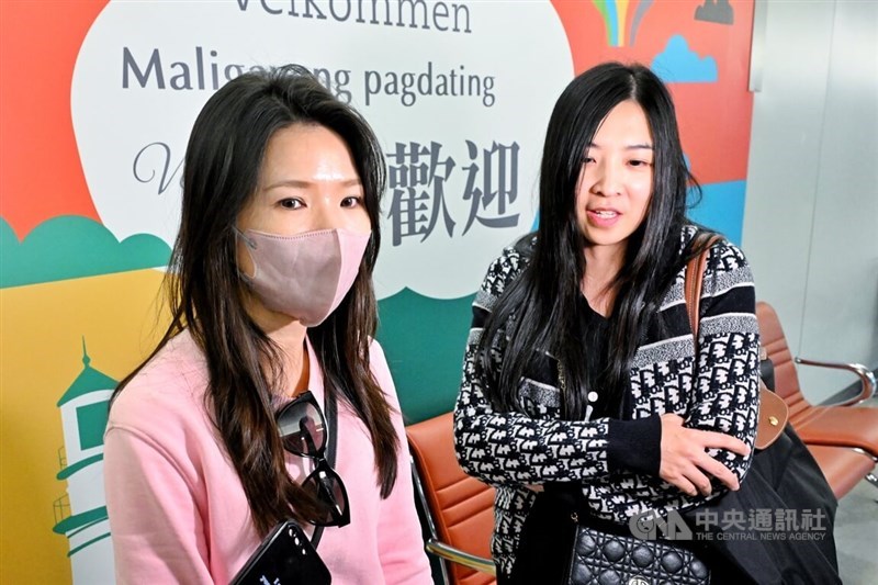 Hai du kh&aacute;ch trong đo&agrave;n trả lời b&aacute;o giới tại s&acirc;n bay Đ&agrave;o Vi&ecirc;n sau khi trở về từ Ph&uacute; Quốc. Ảnh: CNA.