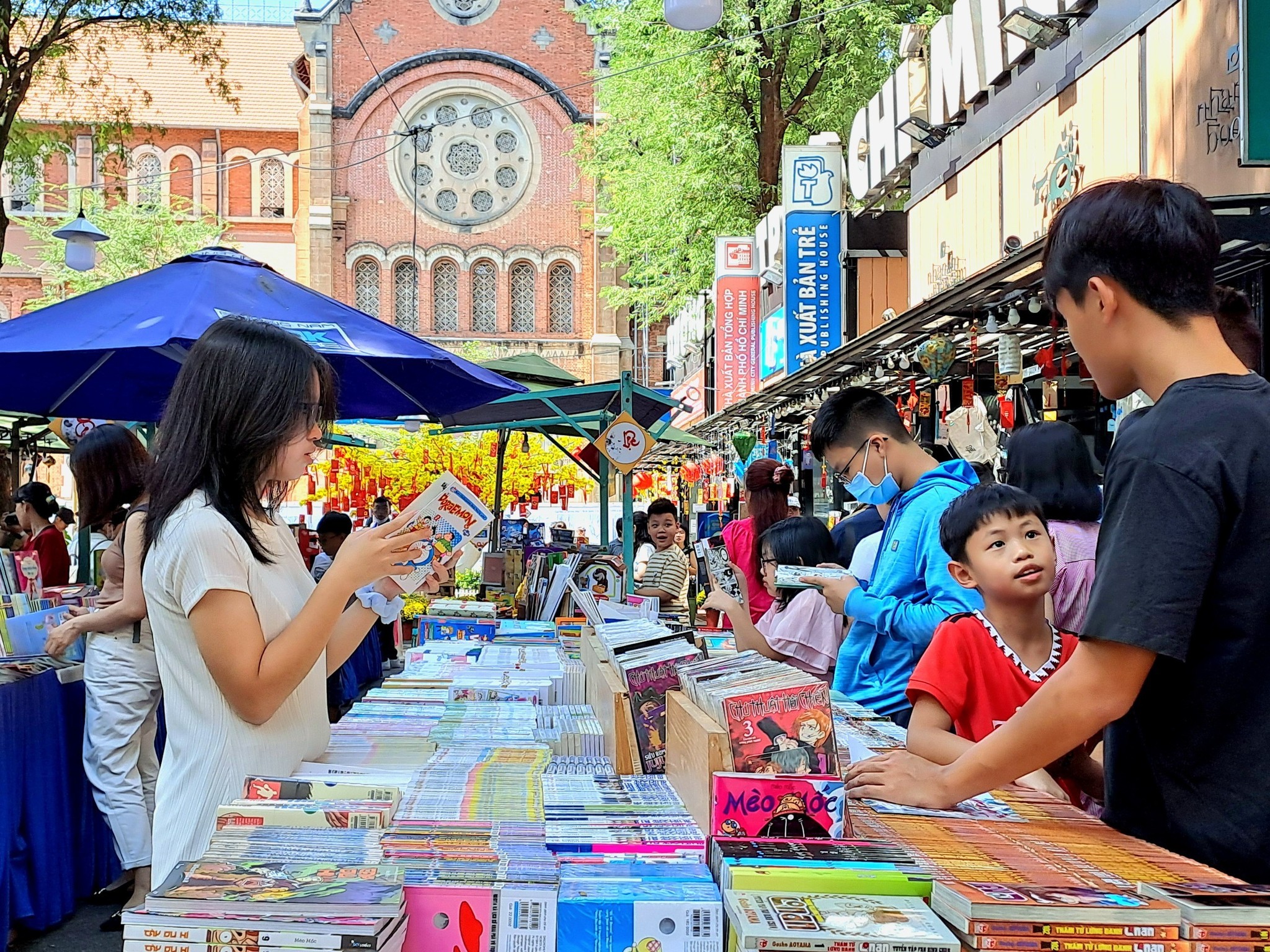 Du kh&aacute;ch tham quan Đường S&aacute;ch Nguyễn Văn B&igrave;nh Quận 1 TP.HCM.