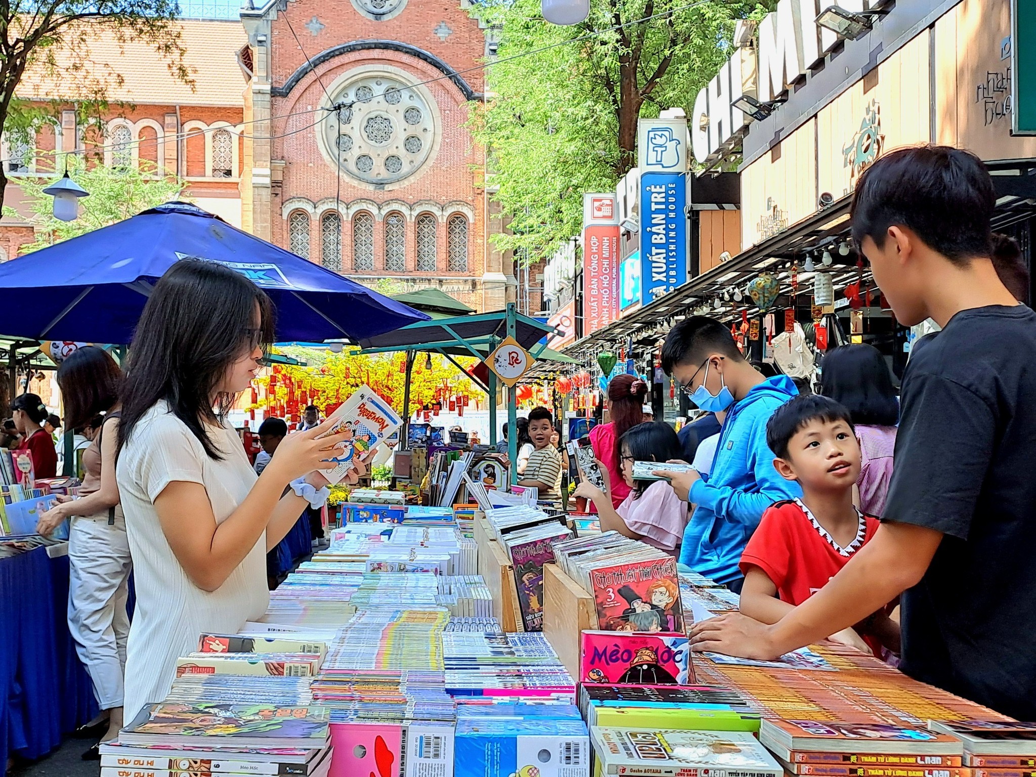 Du khách tham quan Đường Sách Nguyễn Văn Bình Quận 1 TP.HCM.